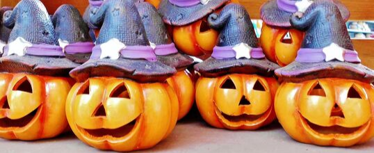 Jack-o-lanterns wearing witches hats 